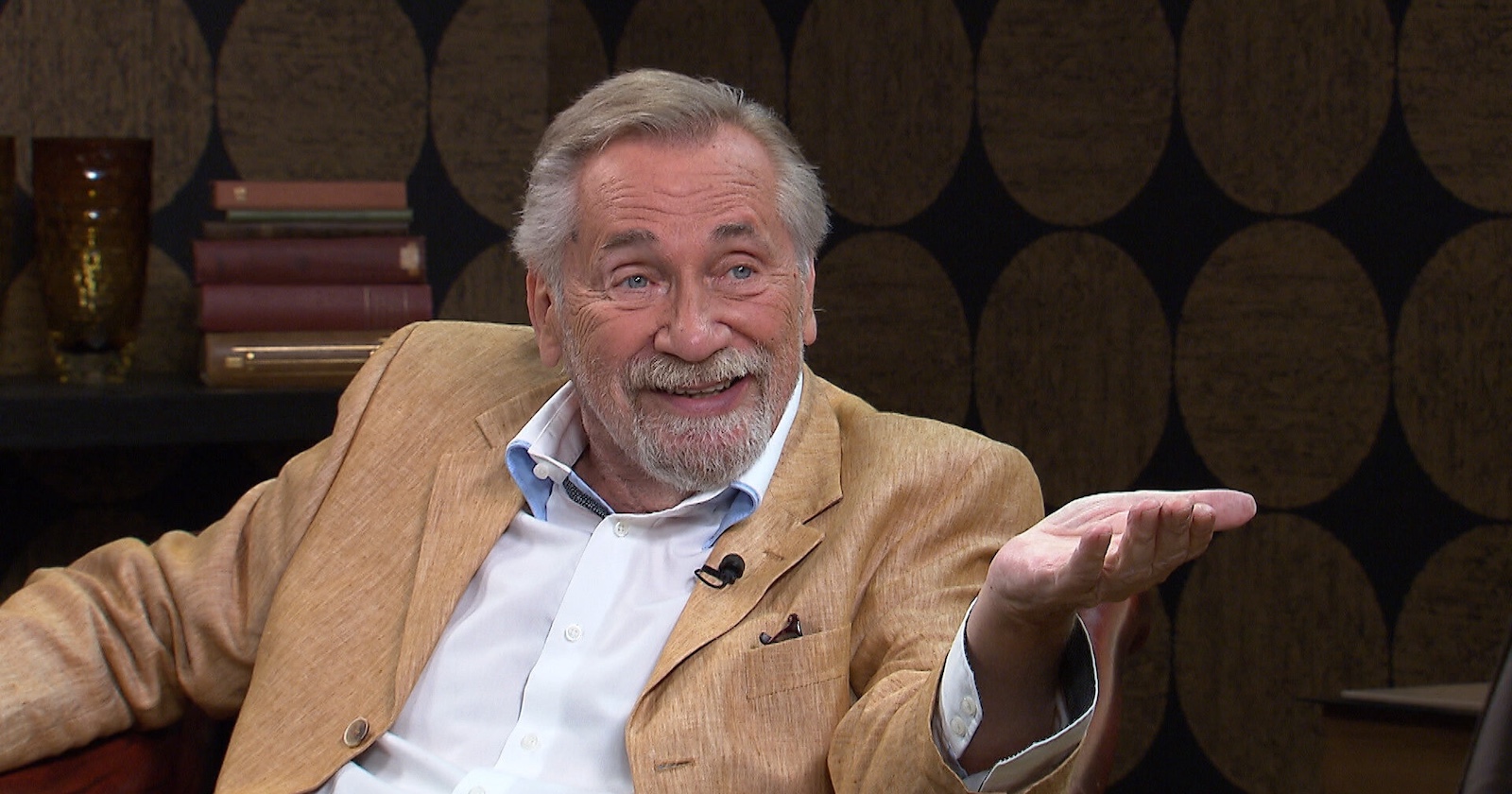 Peter Rapp freundlich, freudig redend und gestikulierend in der Sendung "Made in Austria"