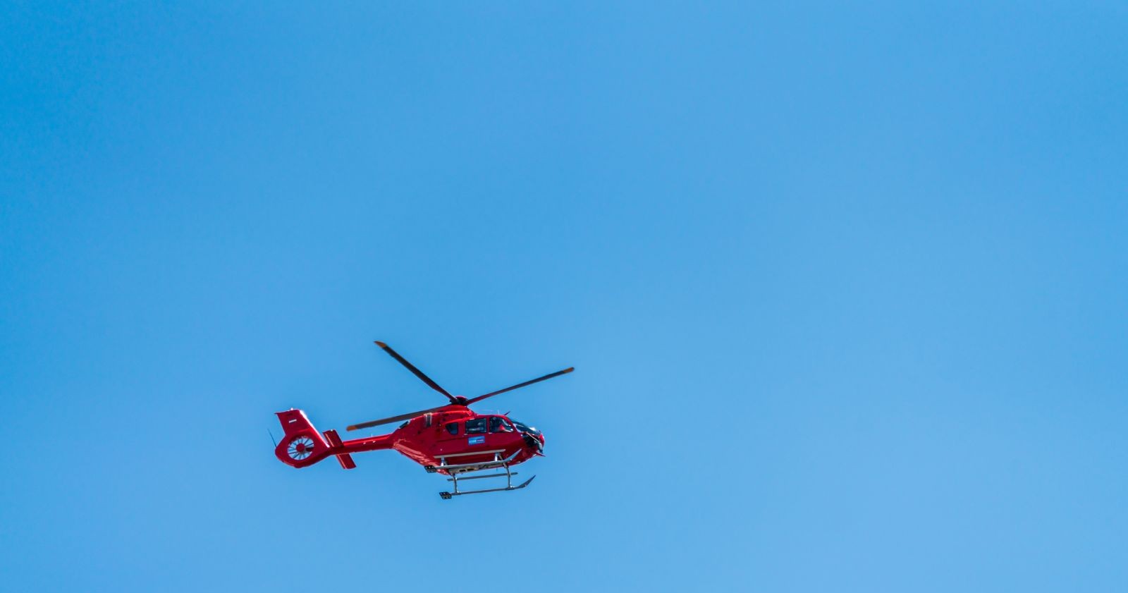 Roter Rettungshubschrauber in der Luft