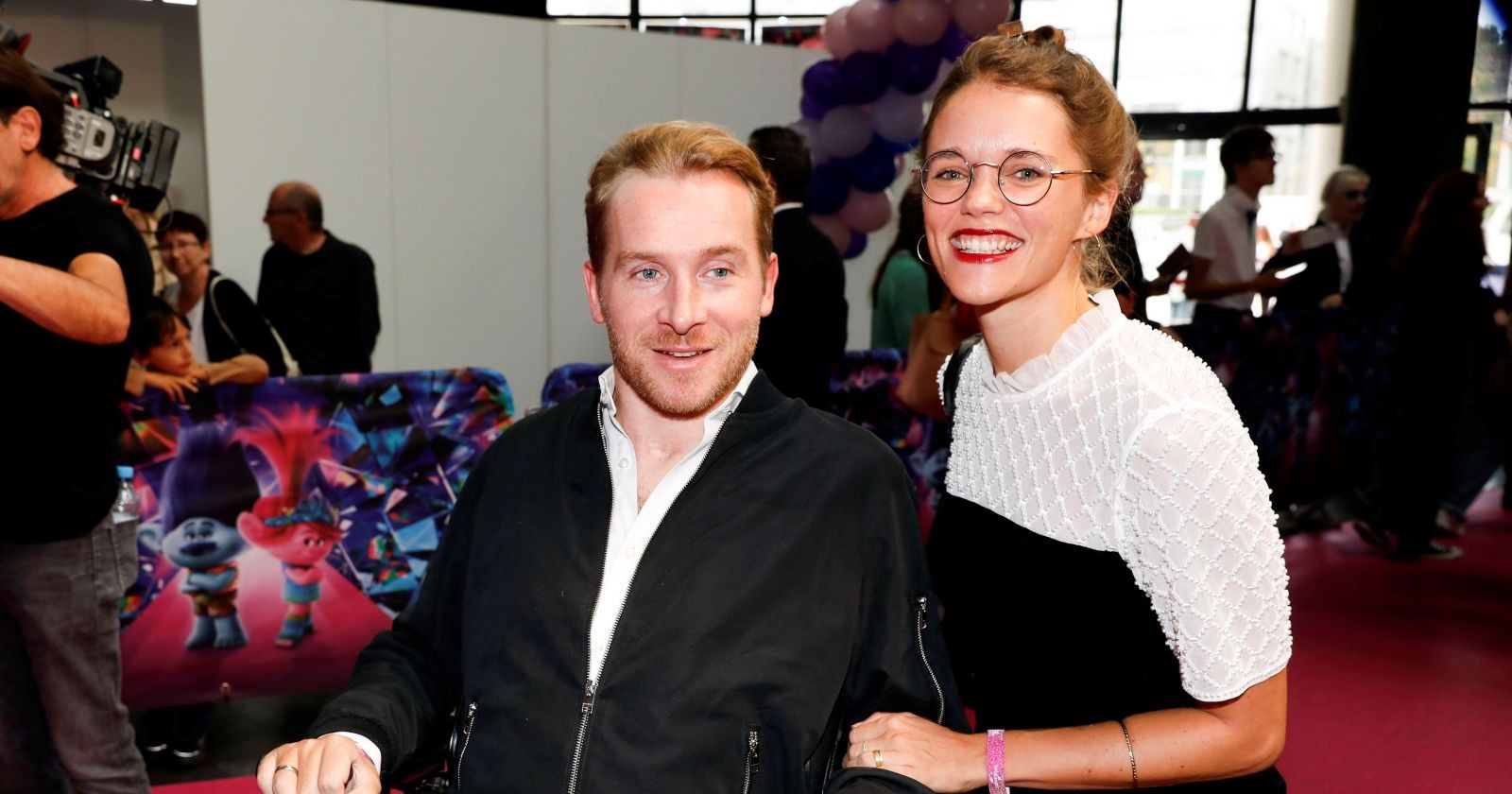 Samuel Koch mit Ehefrau Sarah Elena Timpe auf dem roten Teppich