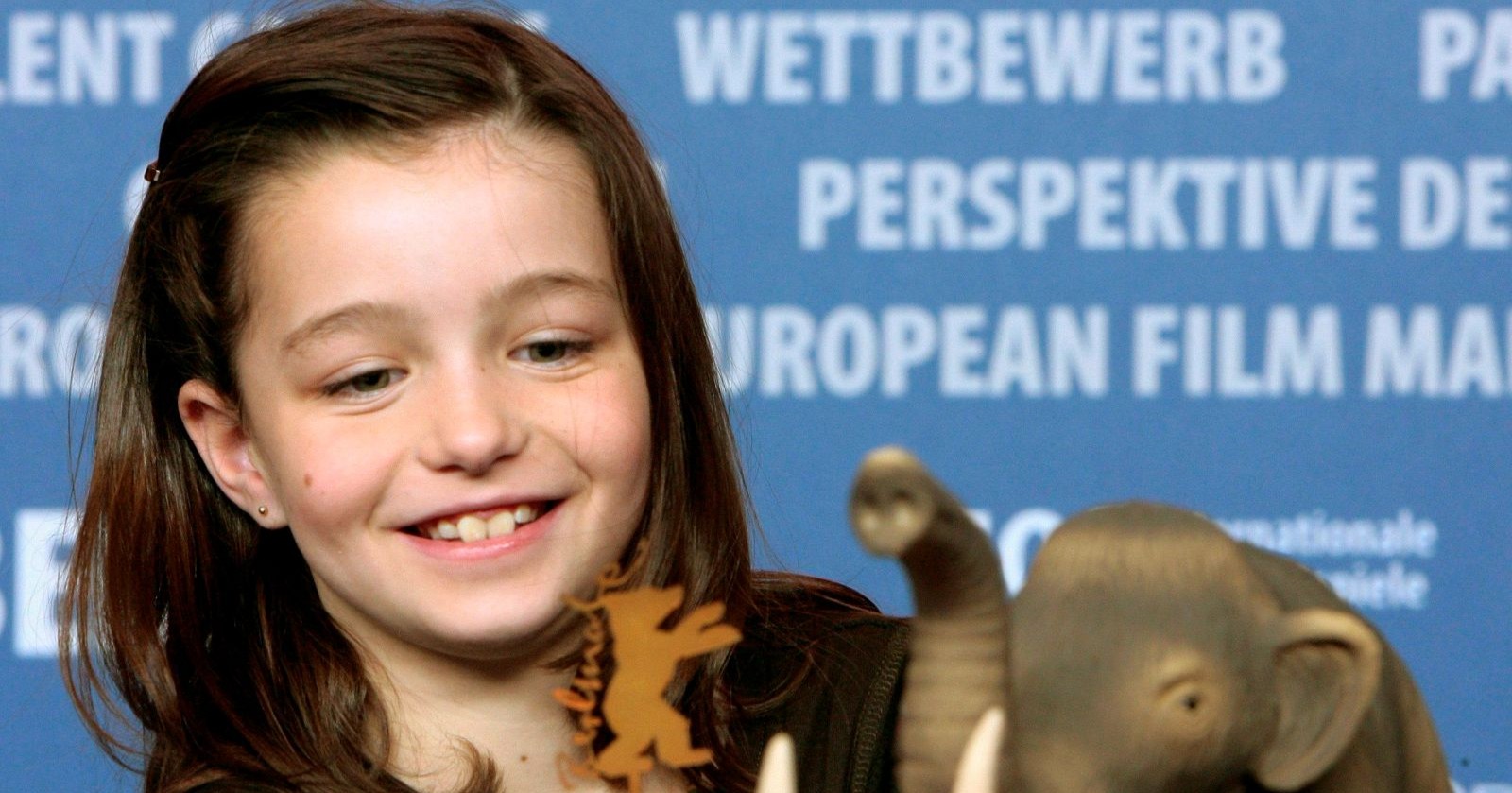 Sophie Nyweide hält bei einer Pressekonferenz zum Film "Mammoth" eine Mammut-Spielfigur in der Hand und betrachtet sie