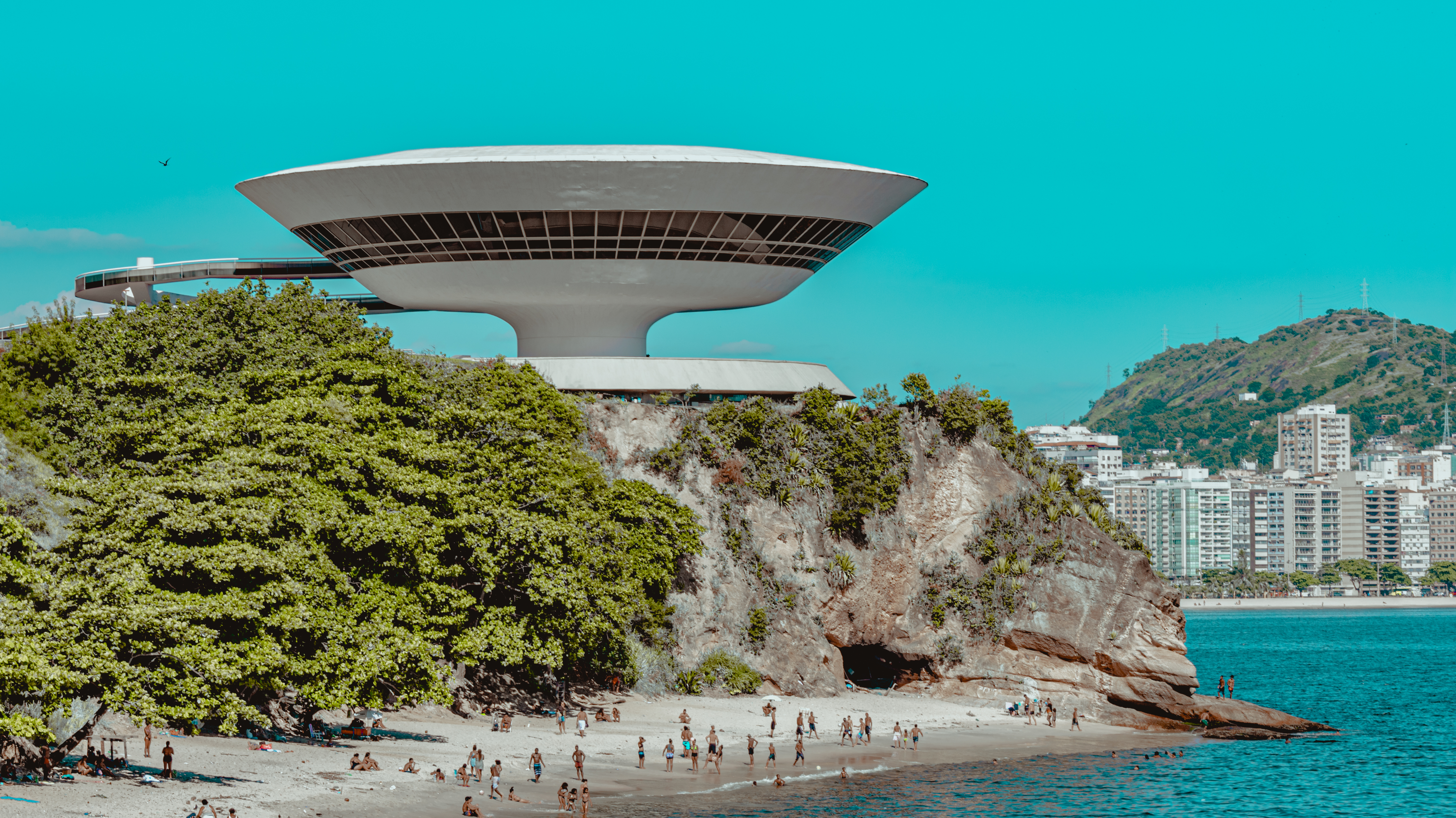 Aufnahme des Museu de Arte Contemporânea de Niterói am Strand von Rio de Janeiro