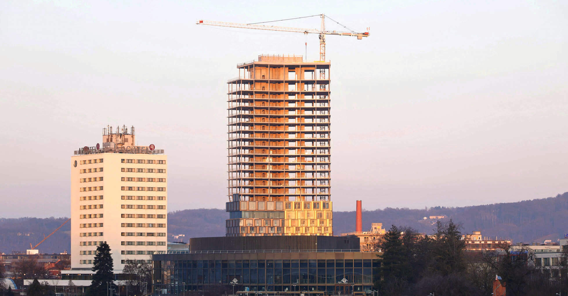 Im Herbst ist die geplante Fertigstellung des „Quadrill“. Das Arcotel – derzeit noch im Hochhaus am Bild links – ist ein künftiger Mieter.