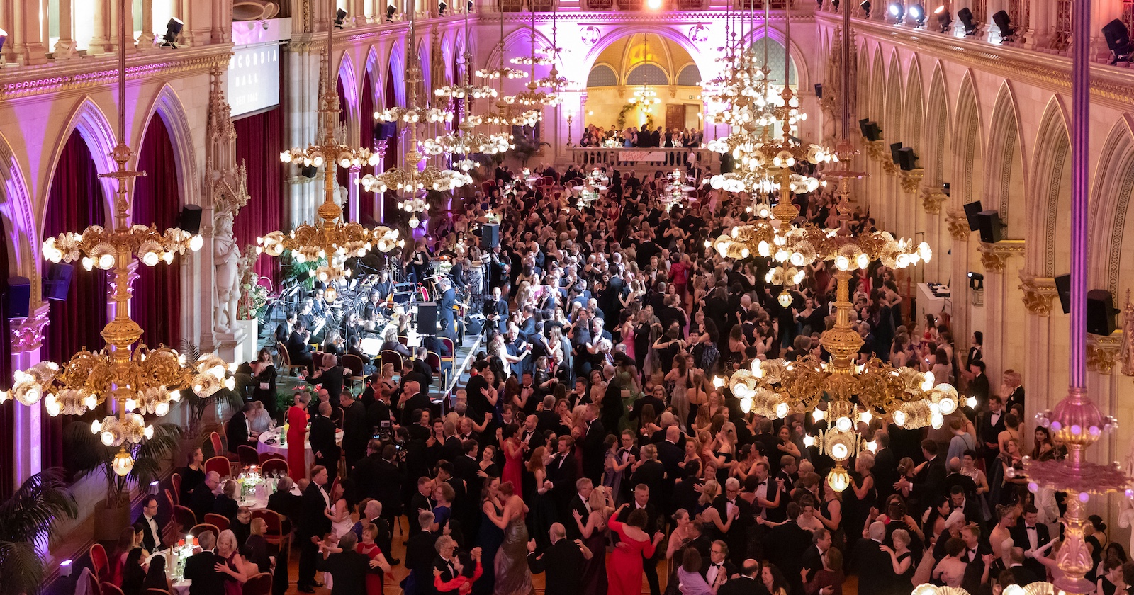 Tanzende Paare und Räumlichkeiten von oben