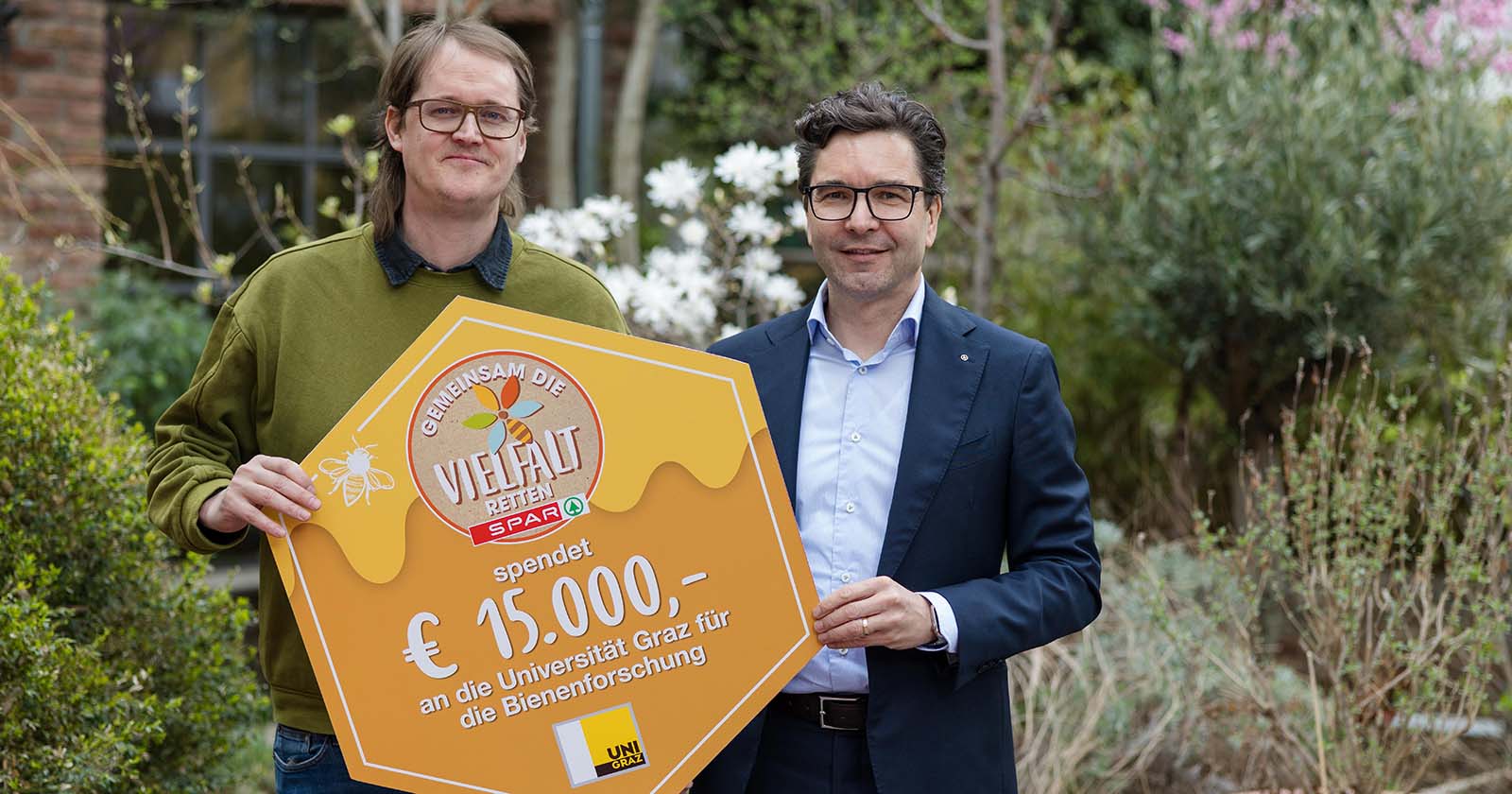 SPAR-Vorstand Mag. Markus Kaser (rechts) überreicht Mag. Dr. Robert Brodschneider (links), Spitzenforscher für Bienengesundheit an der Universität Graz, die Spendensumme.