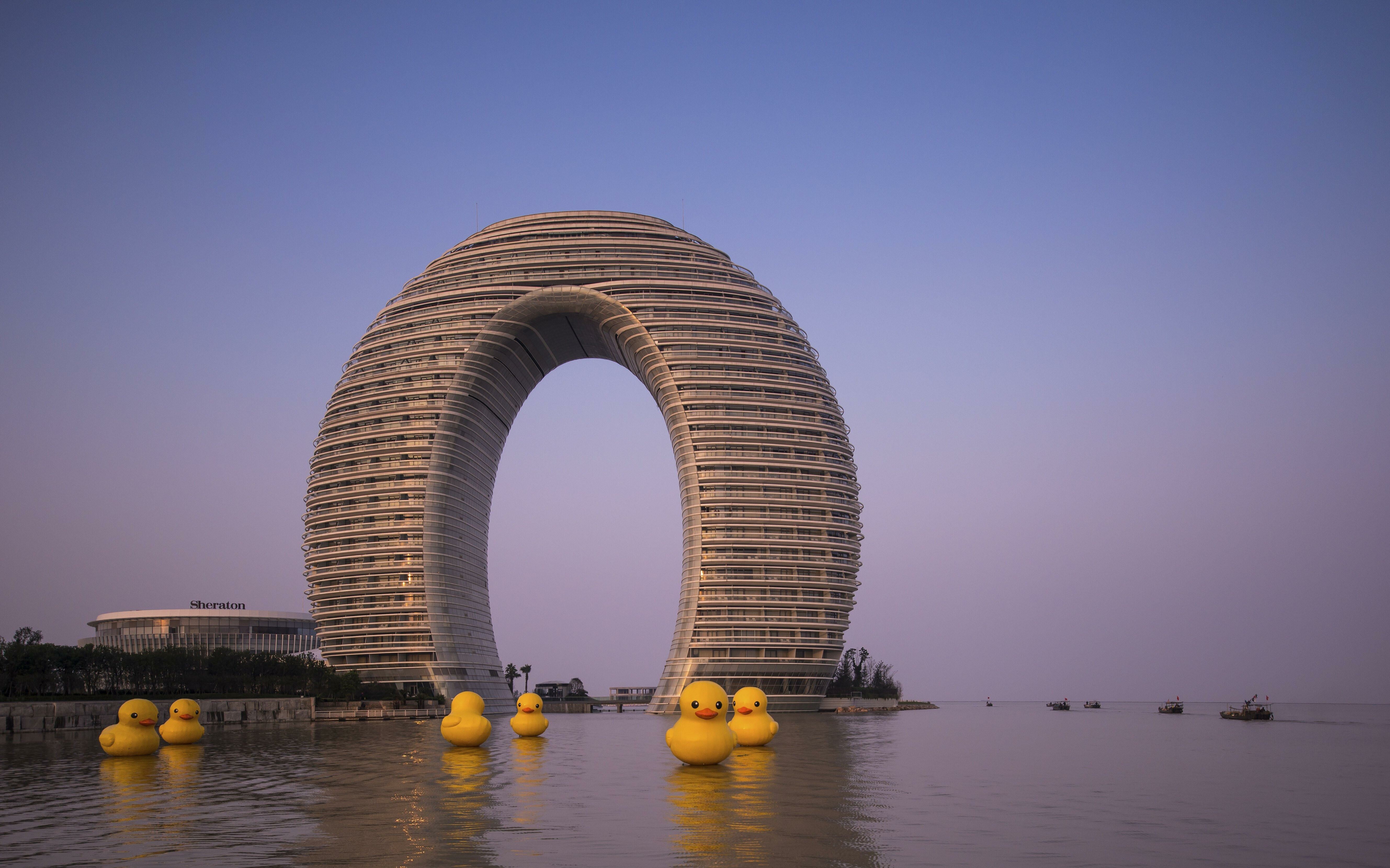 Aufnahme des Sheraton Huzhou Hot Spring Resort, das die Form eines Hufeisens aufweist und am Ufer des Flusses "Tai Hu" liegt