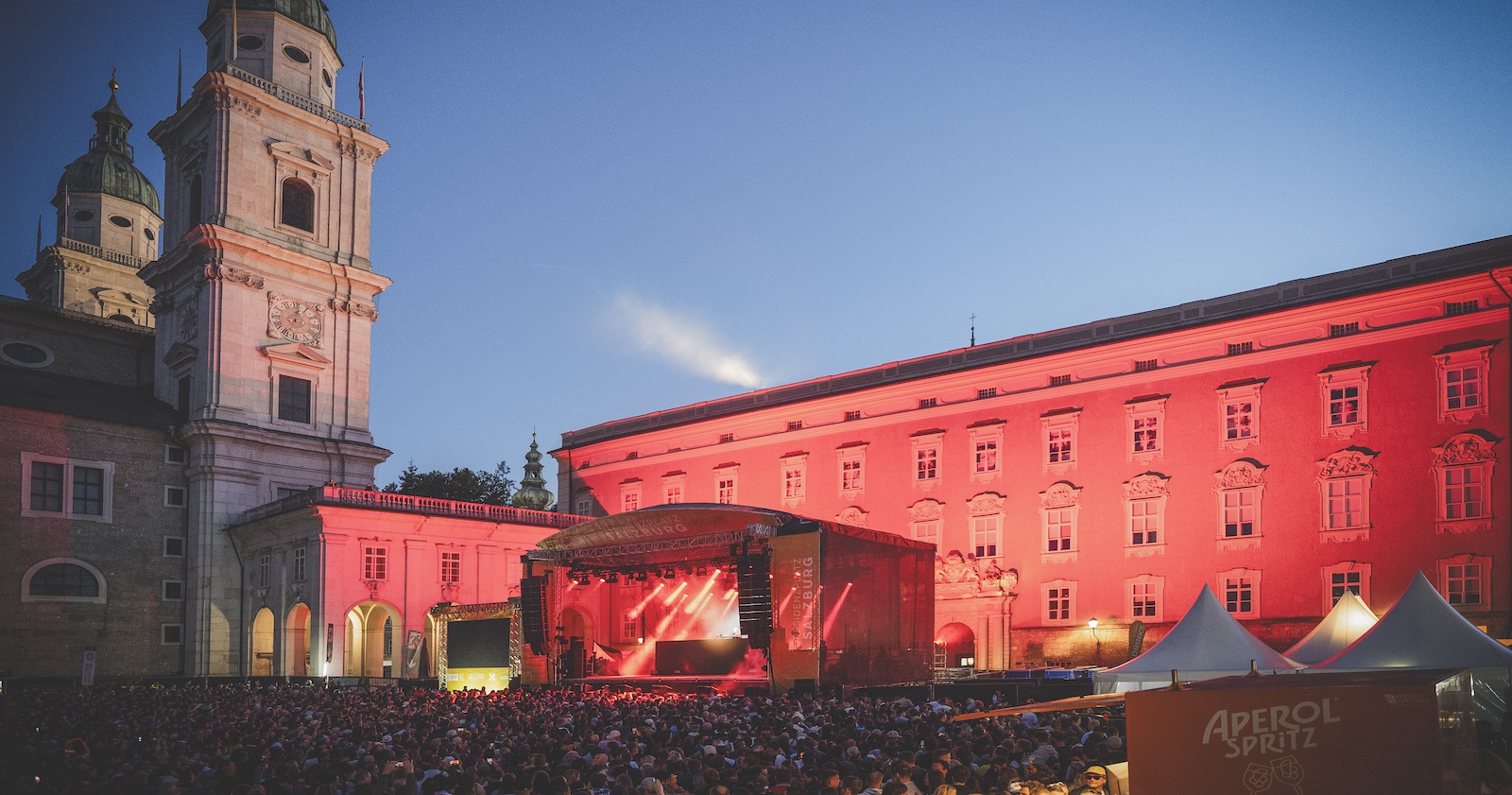 Die Bühne und viele Menschen am Residenzplatz.