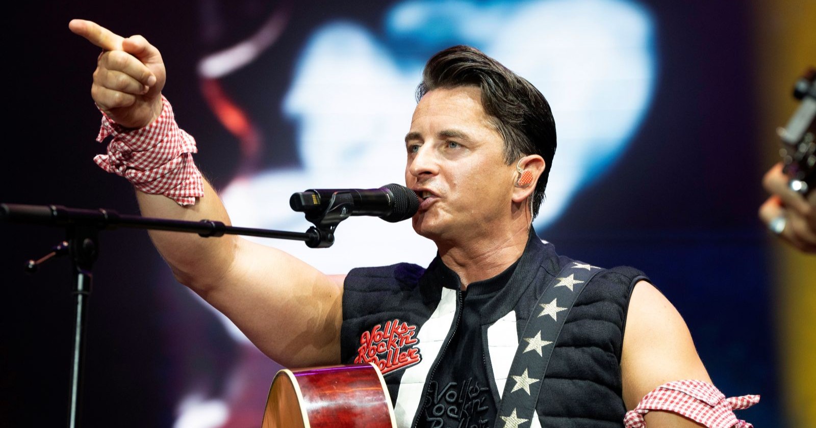 Andreas Gabalier singt ins Mikrophon.