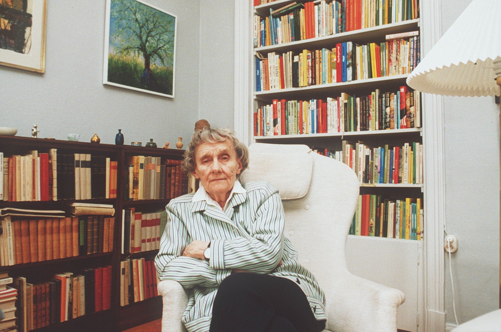 Astrid Lindgren in einen Raum voller Bücher.