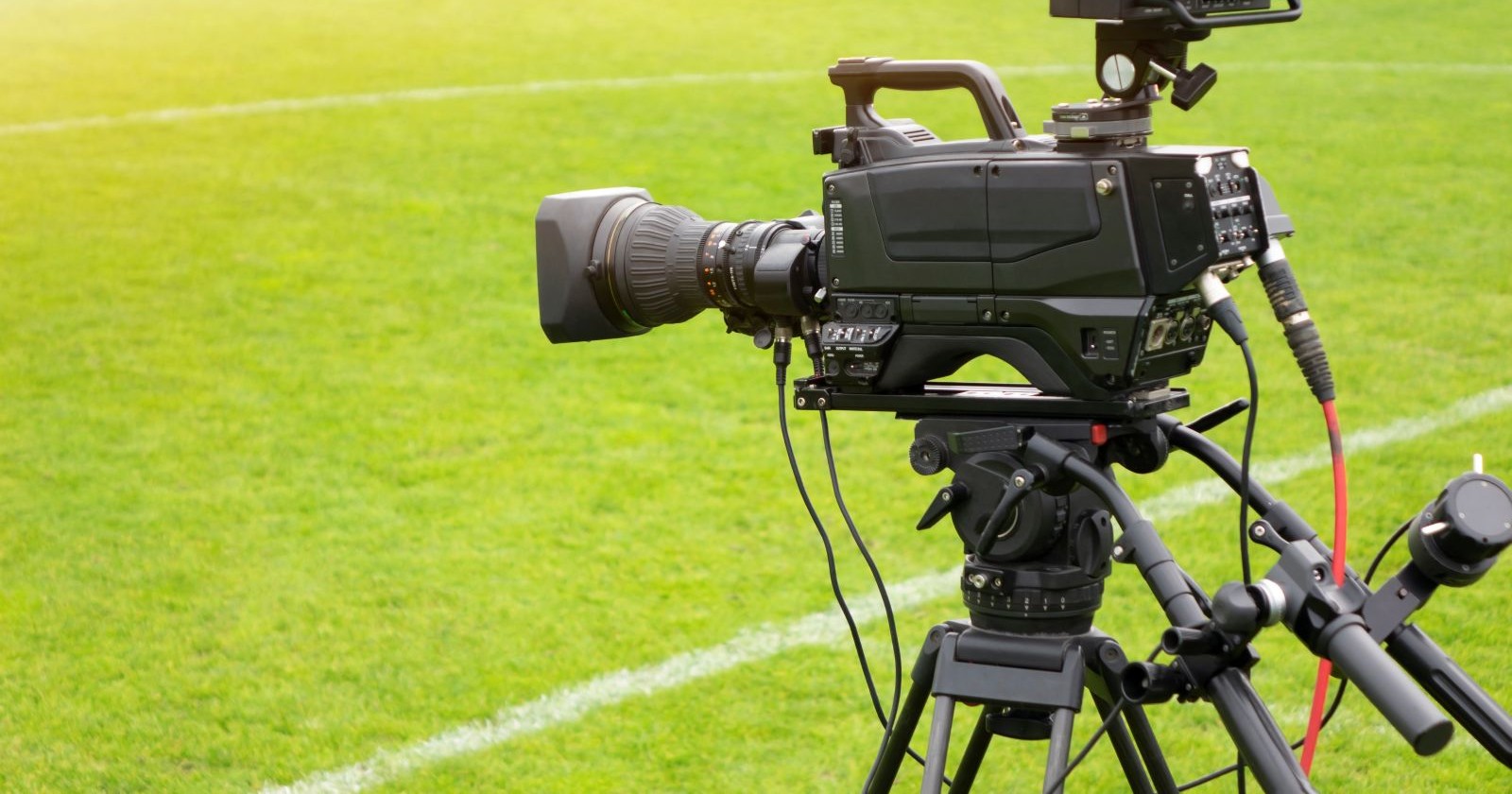 Fernsehkamera steht auf Fußballfeld