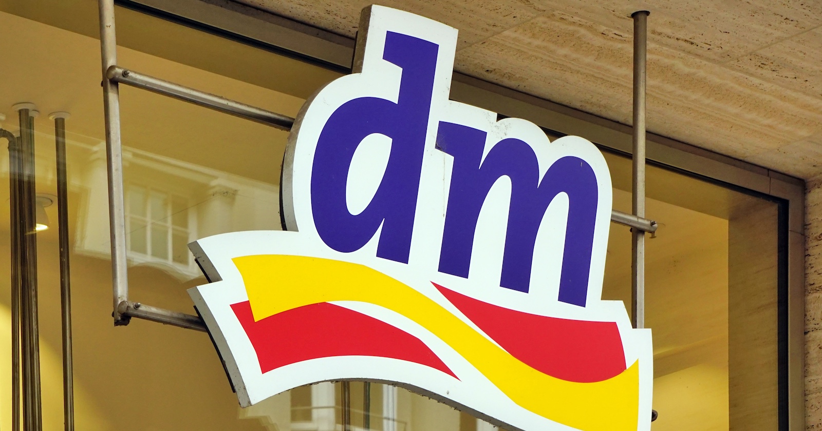 dm-Logo an der Fassade einer Filiale – Drogeriemarktkette ruft Cashewmus mit Himbeere wegen Salmonellengefahr zurück.