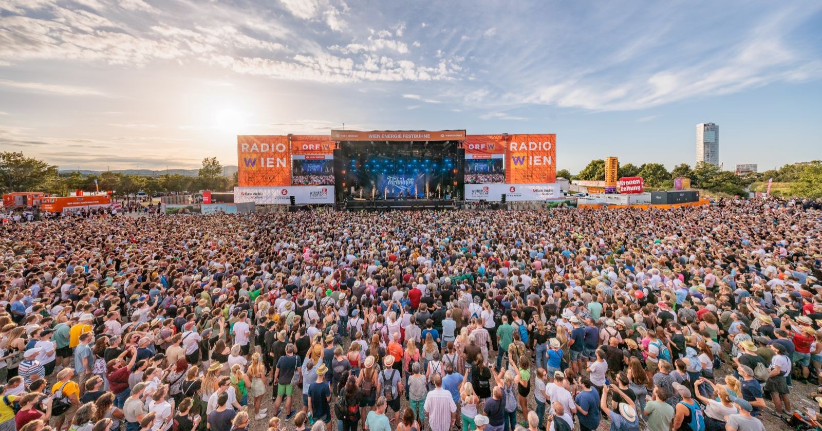Menschenmenge am Donauinselfest 2024 vor der Radio Wien-Bühne