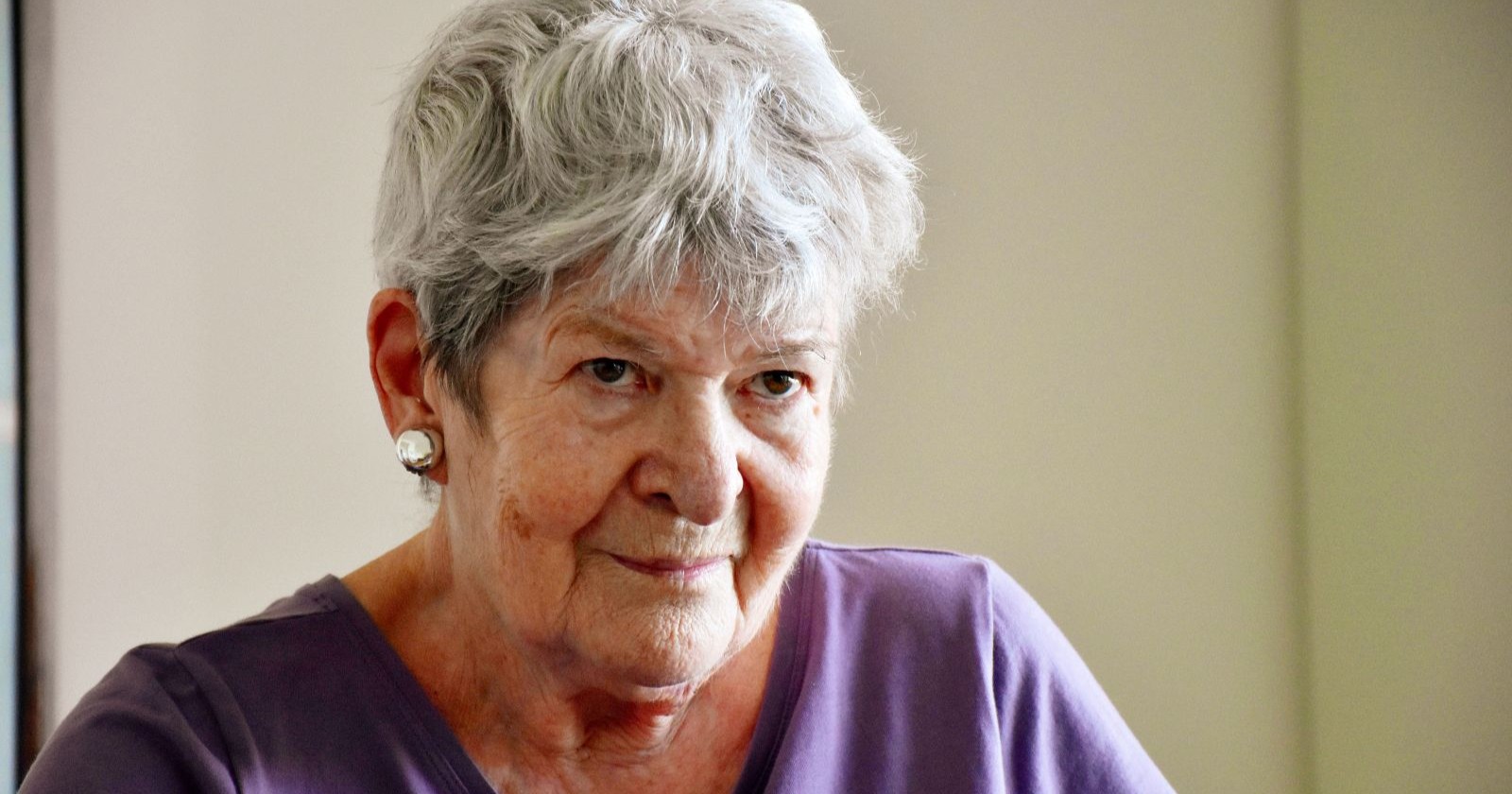 Elisabeth Orth in einem violetten Pullover