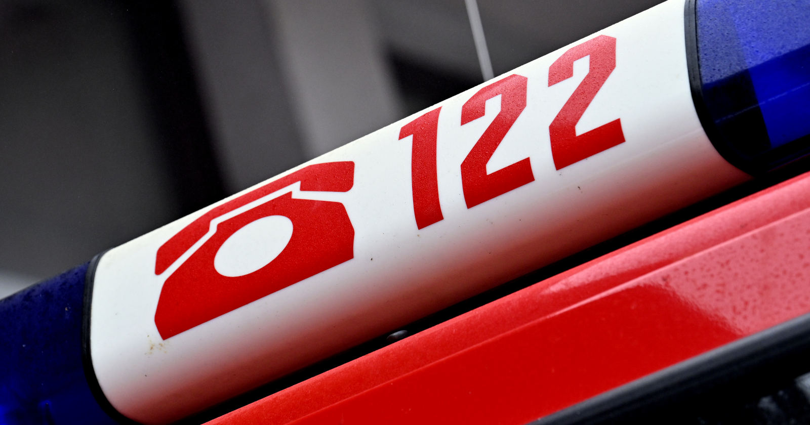 Schriftzug 122 auf einem Auto