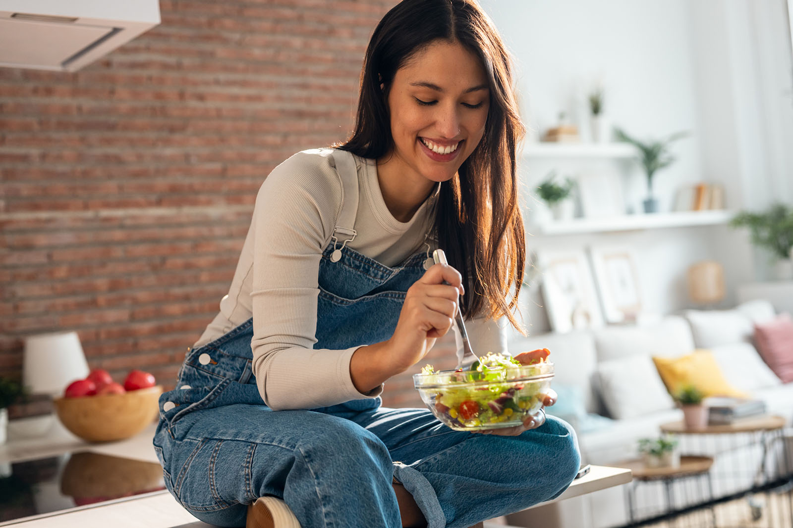 Frau isst Gemüse | Credit: iStock.com/nensuria
