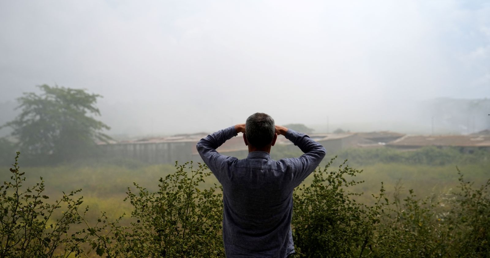 Ein Mann beobachtet die Chlorgaswolke.