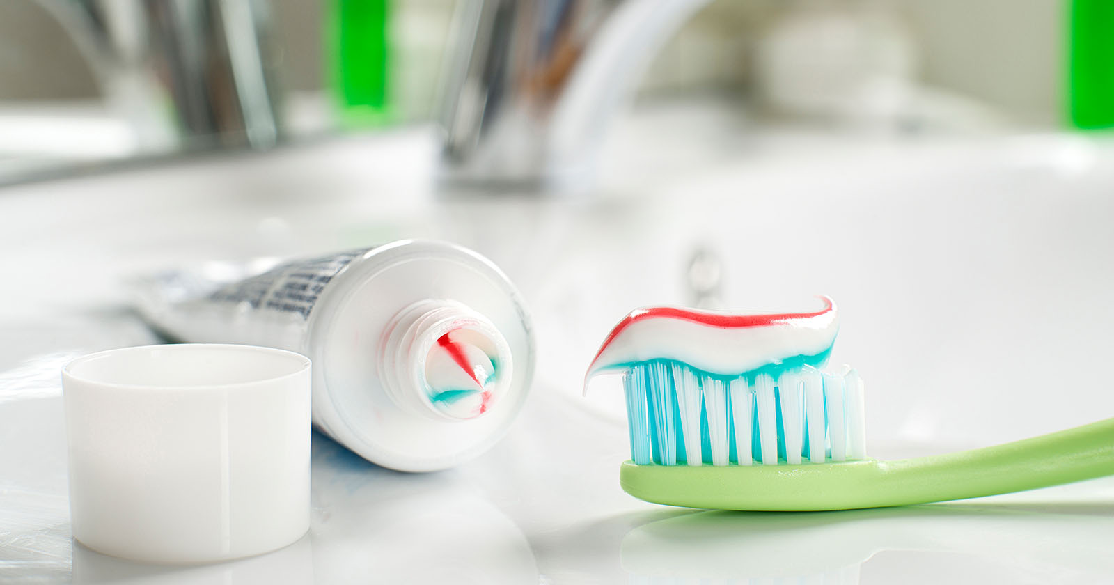 Zahnpastatube und Zahnbürste | Credit: iStock.com/dulezidar