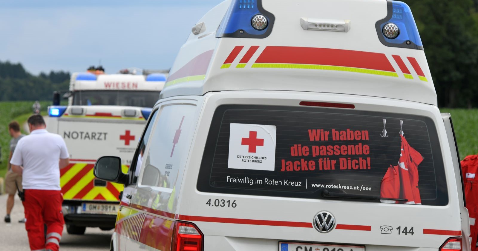 Zwei Rettungsautos an einen Unfallort.