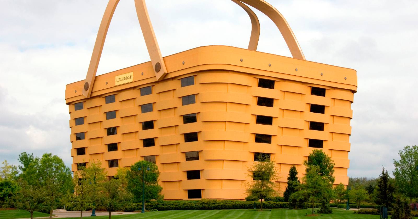 Aufnahme der ehemaligen Firmenzentrale der "The Longaberger Company", die wie ein gigantisch großer Einkaufskorb gestaltet ist