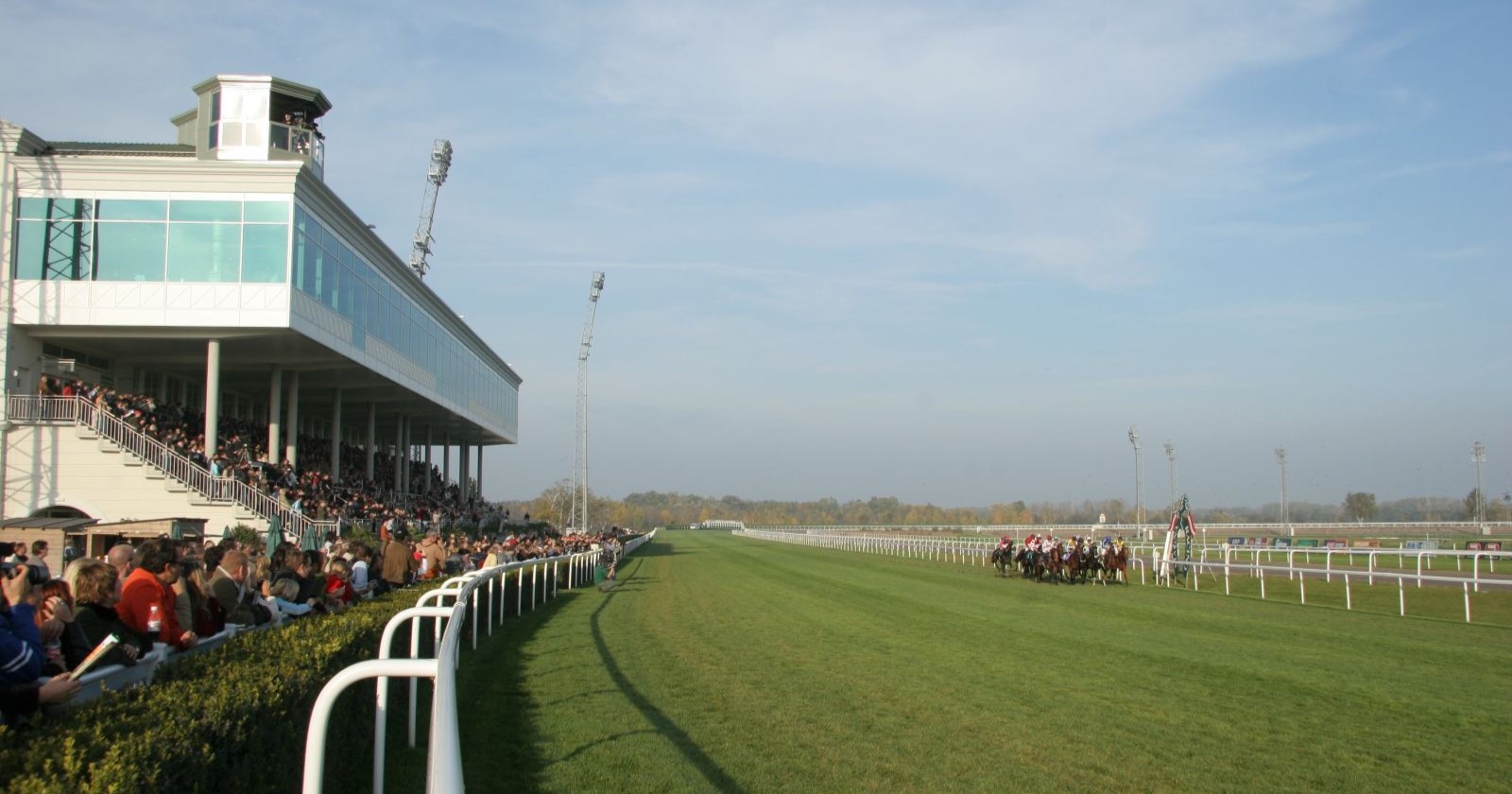 Comer-City mit Pferderennbahn und blauem Himmel