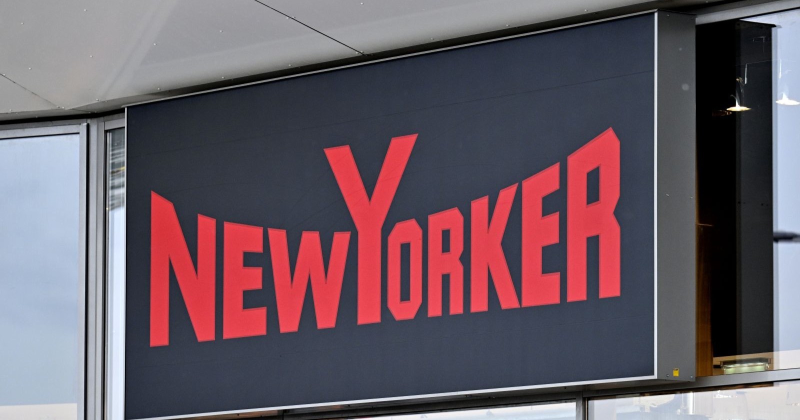 Schild der Modekette "New Yorker"