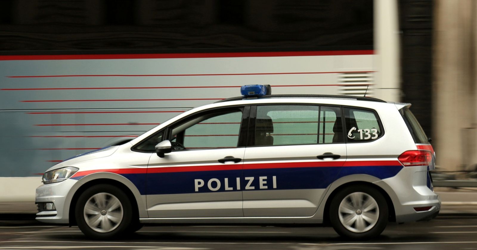 Polizeiwagen fährt schnell im Dunkeln