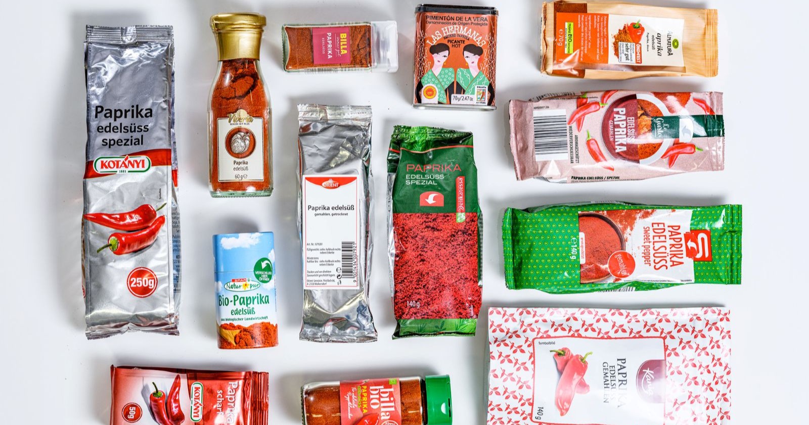 Unterschiedliche getestete Paprikapulver aus österreichischen Supermärkten nebeneinander hingelegt