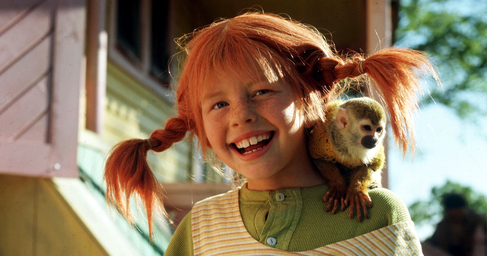 Pippi Langstrumpf mit ihrem Affen auf der Schulter.