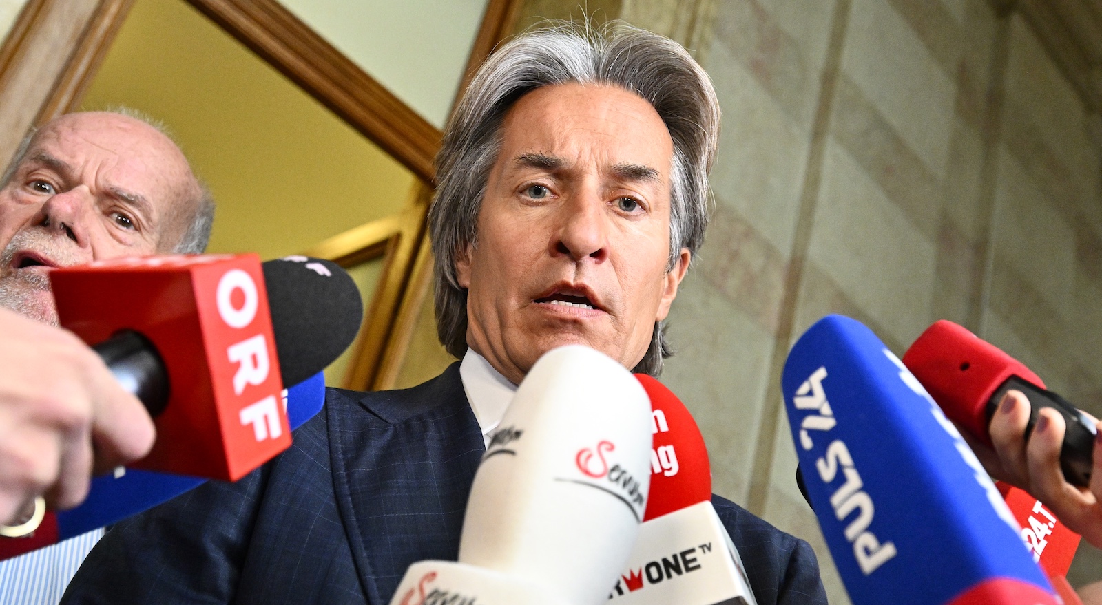 Ex-Finanzminister Karl-Heinz Grasser spricht vor zahlreichen Mikrofonen von Medienvertretern im Justizpalast im Zuge des Buwog-Verfahrens.