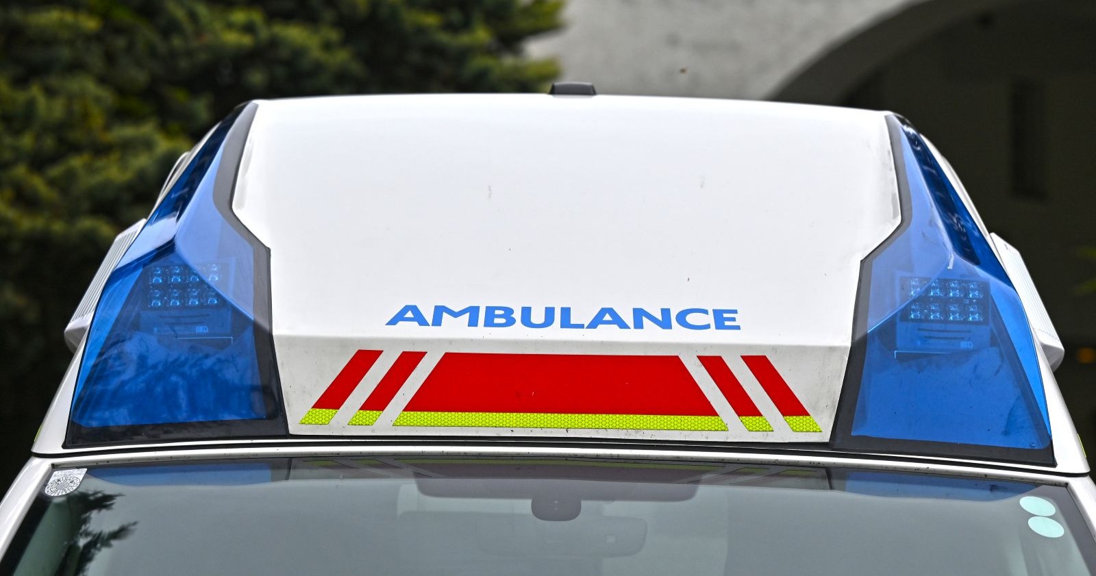 Rettungswagen von oben mit Aufschrift "Ambulance", Blaulicht ist nicht eingeschaltet