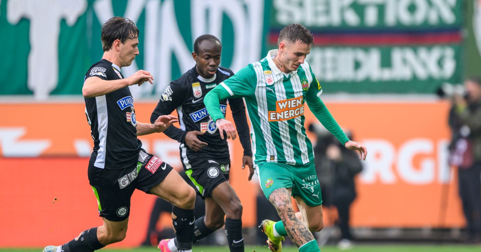 Malick Junior Yalcouye (Sturm Graz) und Bendeguz Bolla (SK Rapid)