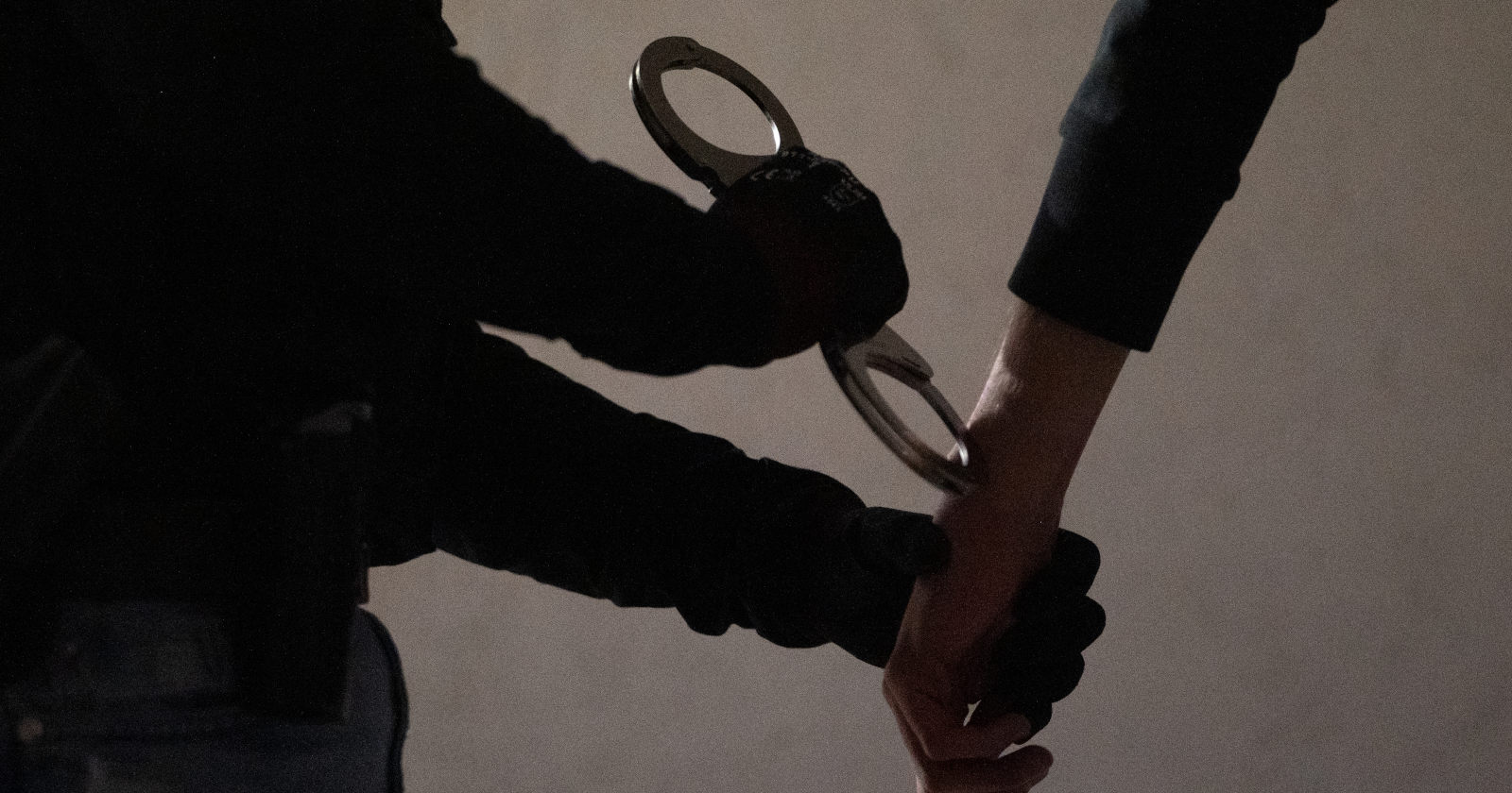 Polizist nimmt Mann fest