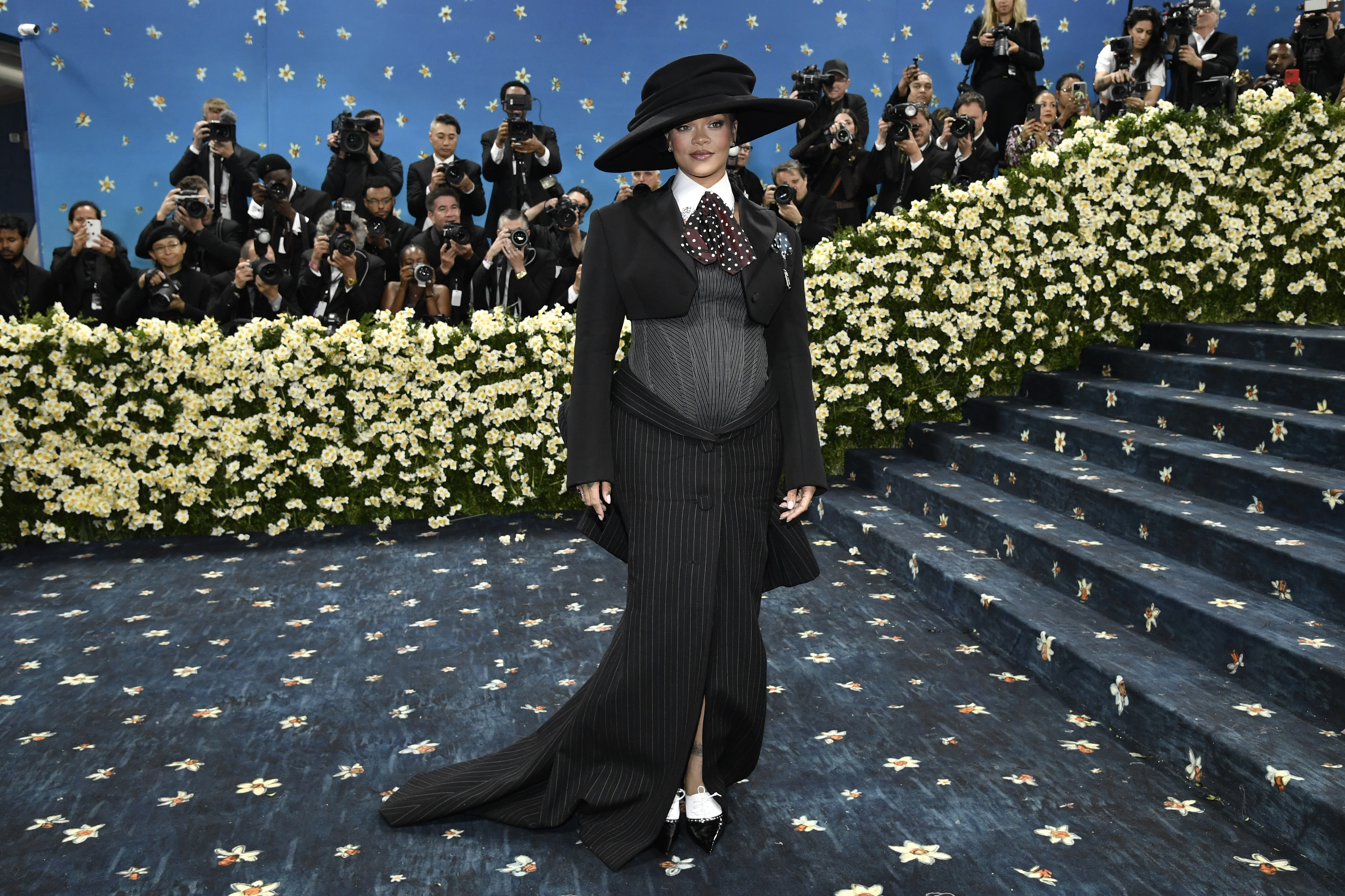 Frau in einem dunklen Look und Hut