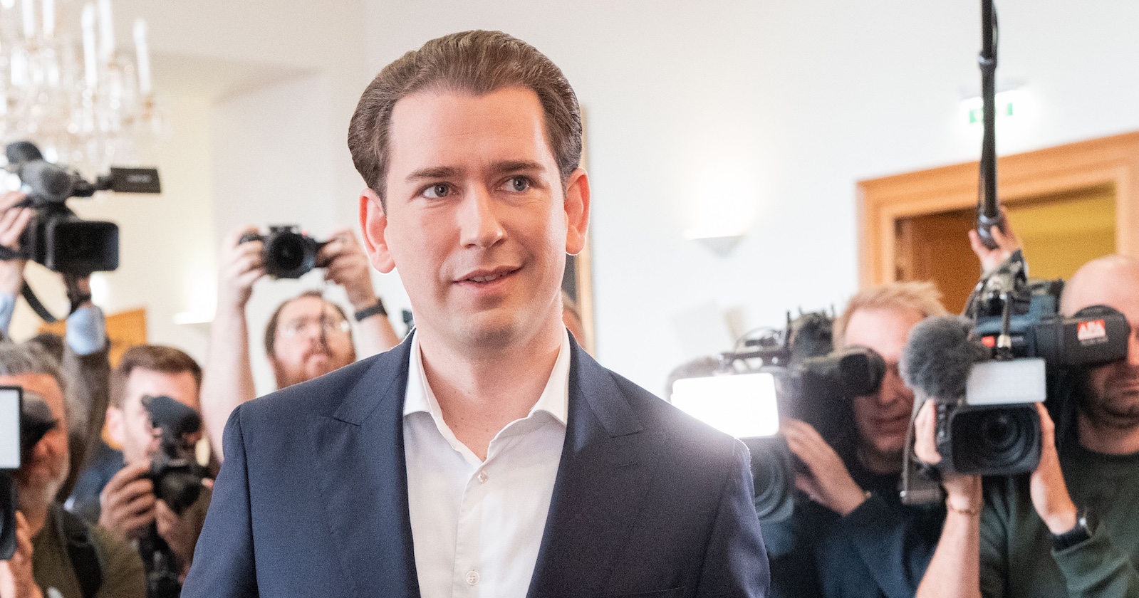 Sebastian Kurz steht im Anzug vor laufenden Kameras und Fotografen, umgeben von Pressevertretern bei einem öffentlichen Auftritt nach seinem Freispruch
