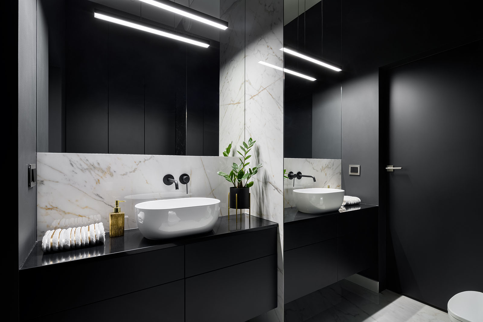 Schwarzes Badezimmer | Credit: iStock.com/in4mal