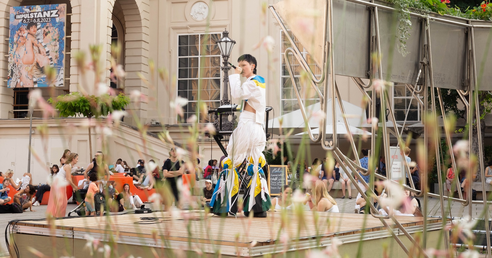 Künstler auf der Bühne im Haupthof des Wiener Museumsquartiers