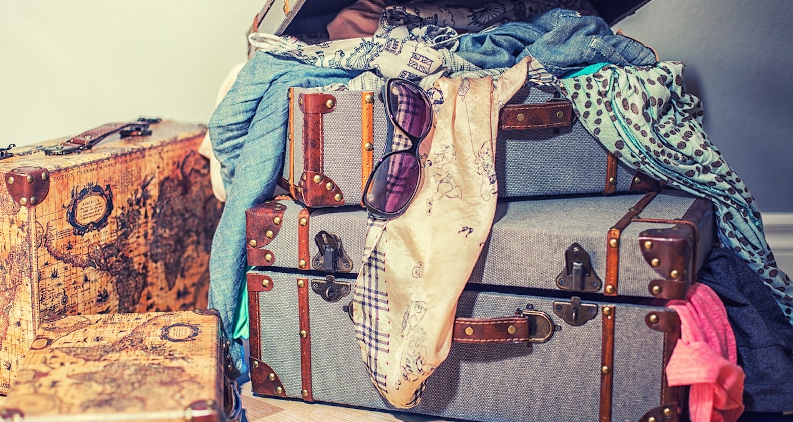 Vollgepackte Koffer in einem Zimmer.