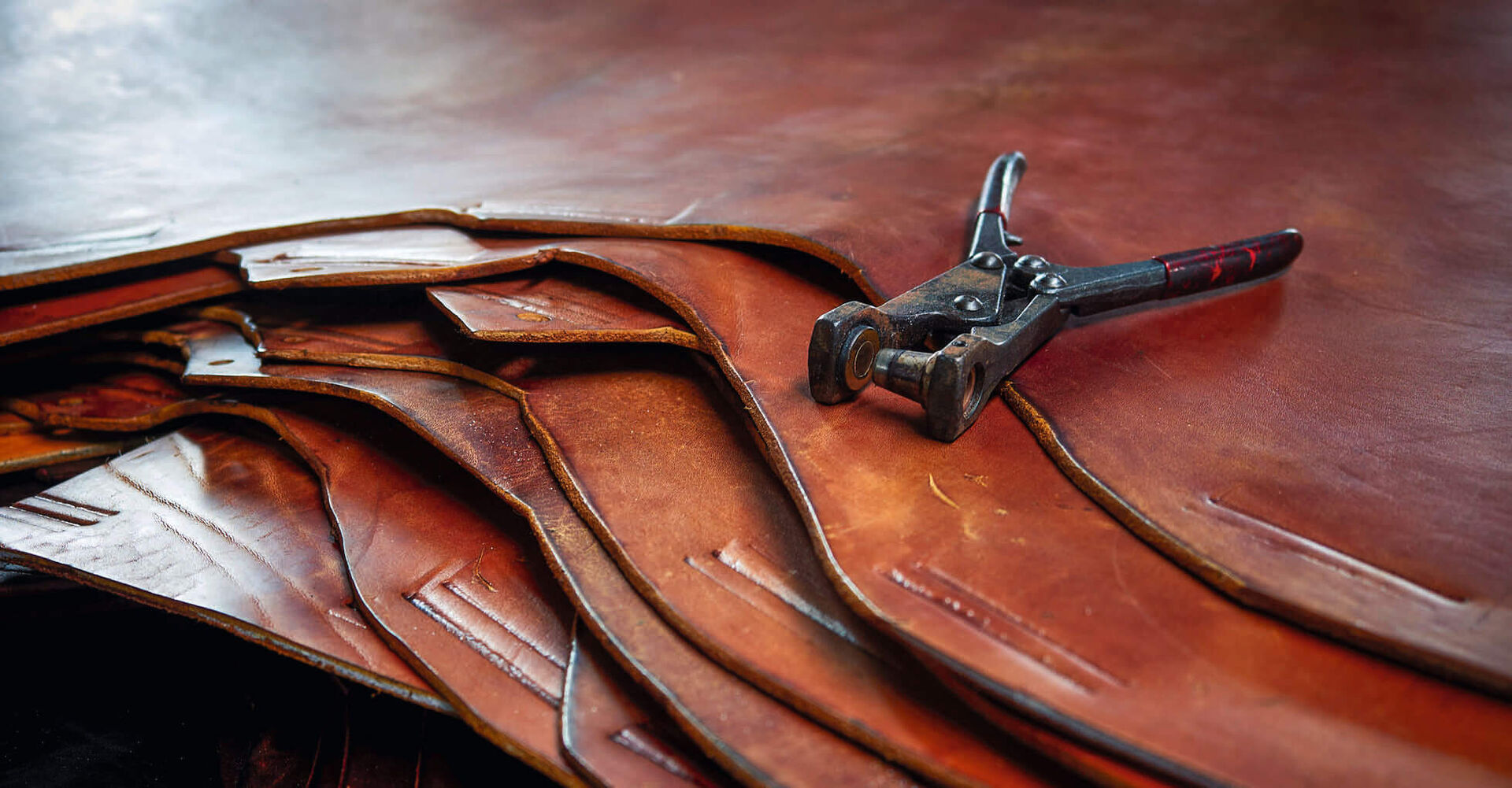 Heute kauft Kölblinger zumeist vorgegerbtes Leder zu. Er produziert vor allem Produkte für den Reitsport.