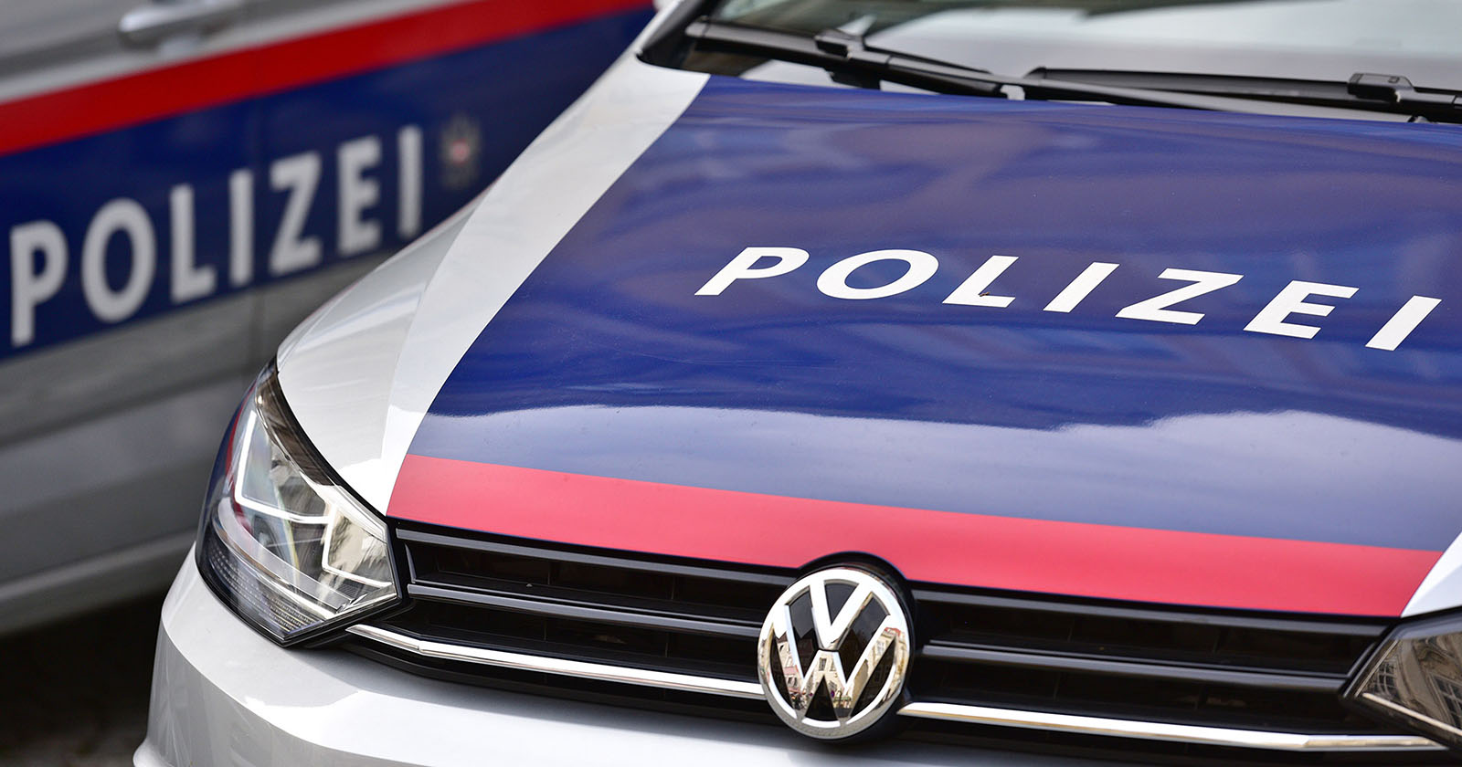 Zwei Einsatzfahrzeuge der österreichischen Polizei