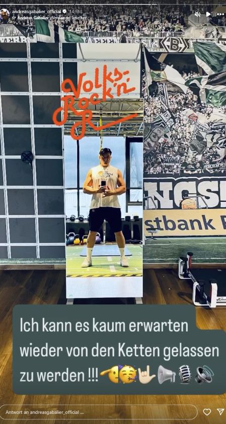 Andreas Gabalier fotografiert sich im Spiegel