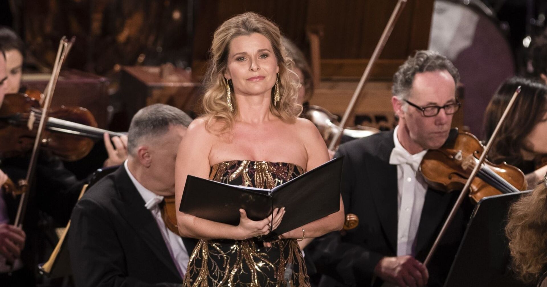 Beate Ritter inmitten eines Orchesters beim traditionellen Weihnachtskonzert "Christmas in Vienna" 2019 aus dem Wiener Konzerthaus