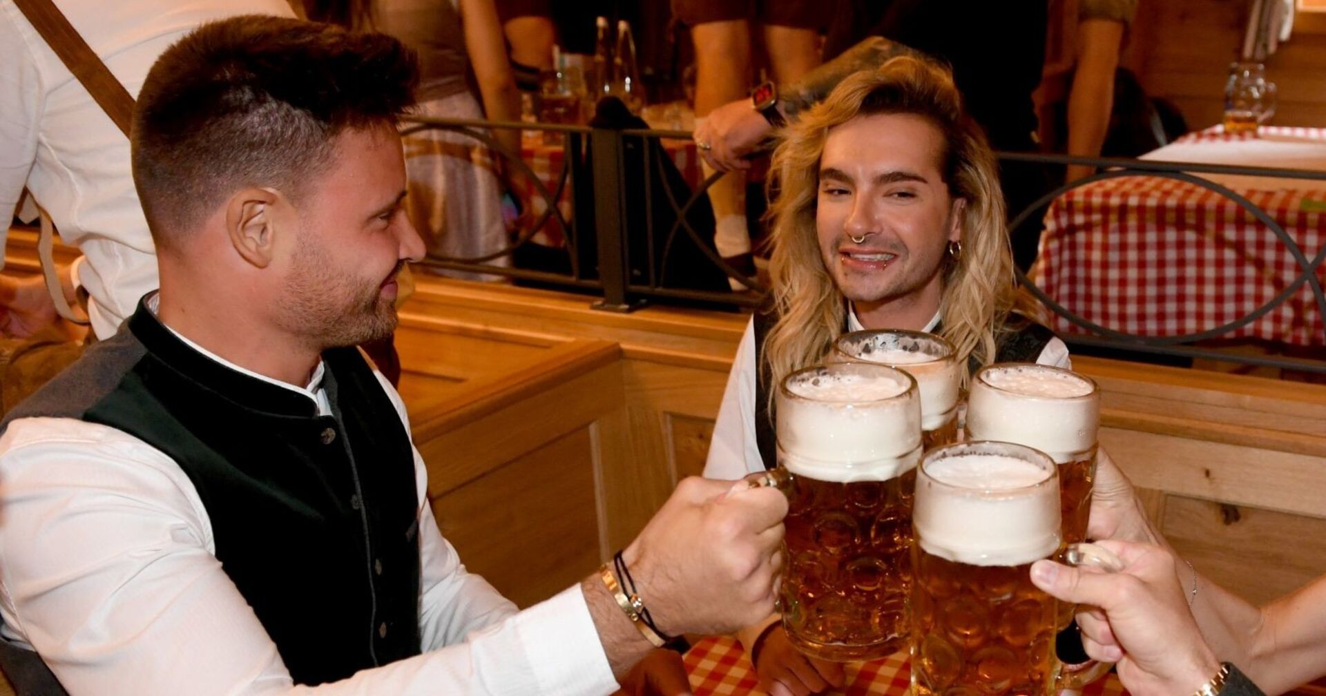 Bill Kaulitz stößt mit Marc Eggers an