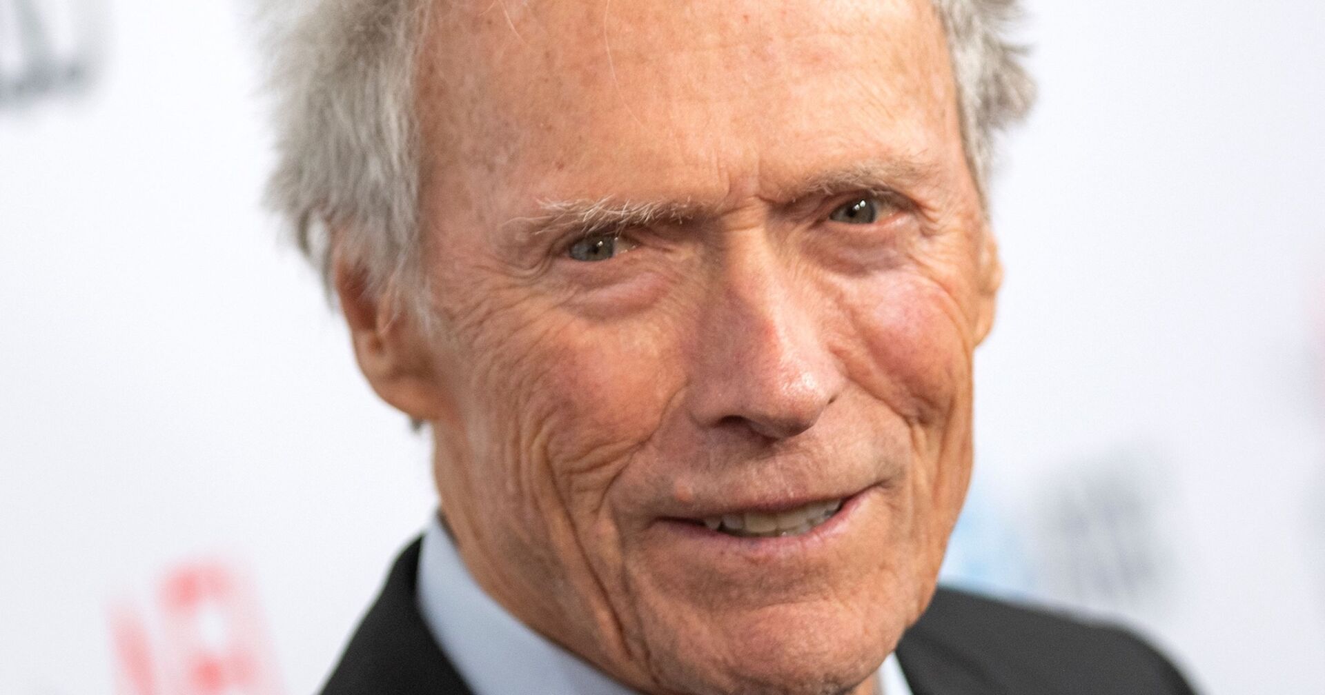 Porträtfoto von Clint Eastwood, nah aufgenommen. Der Schauspieler und Regisseur blickt leicht lächelnd in die Kamera. Anlass ist der aktuelle Skandal um ein angeblich gefälschtes Interview in der österreichischen Zeitung "Kurier".