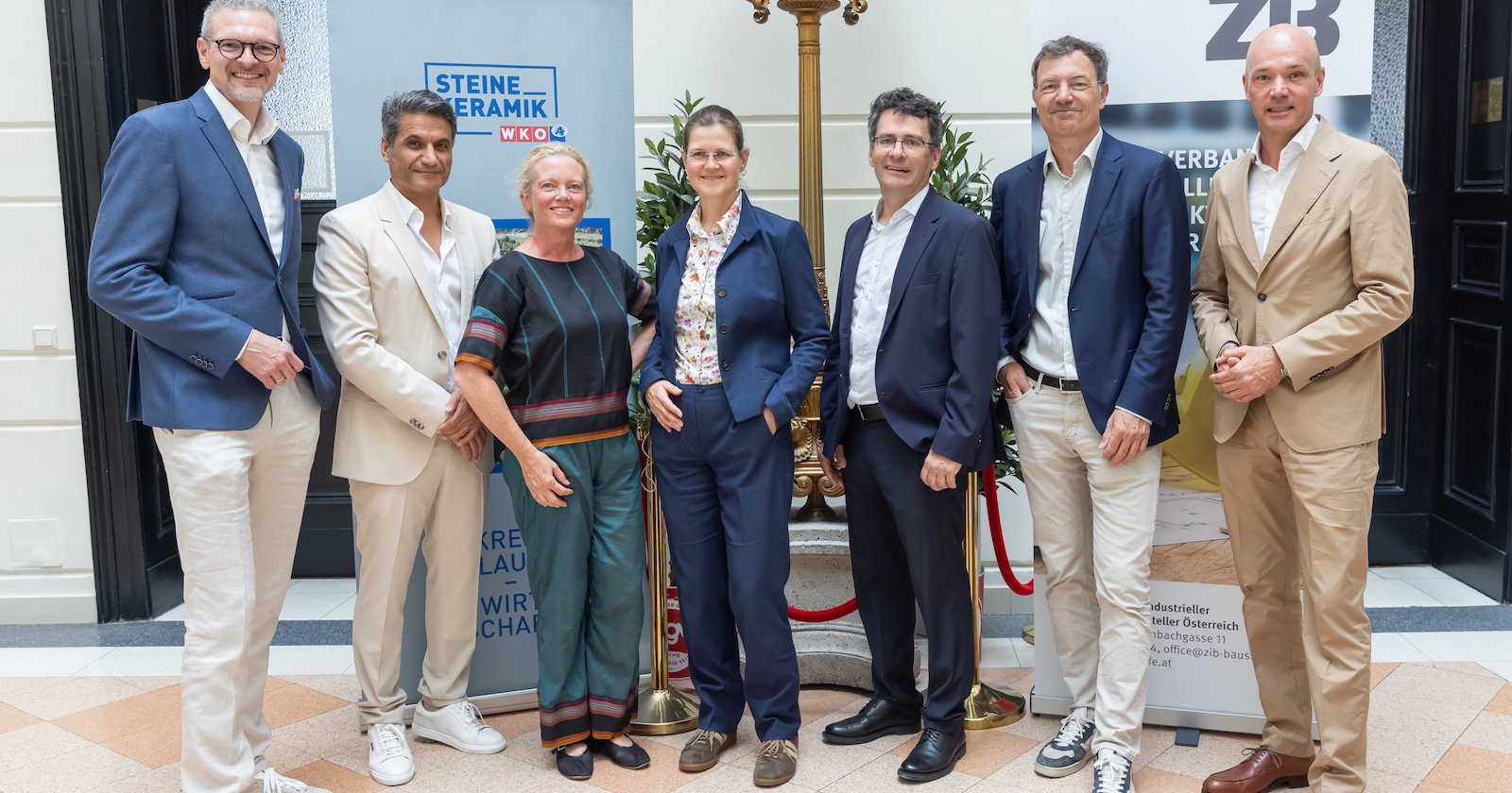 Sieben Personen im Palais Eschenbach