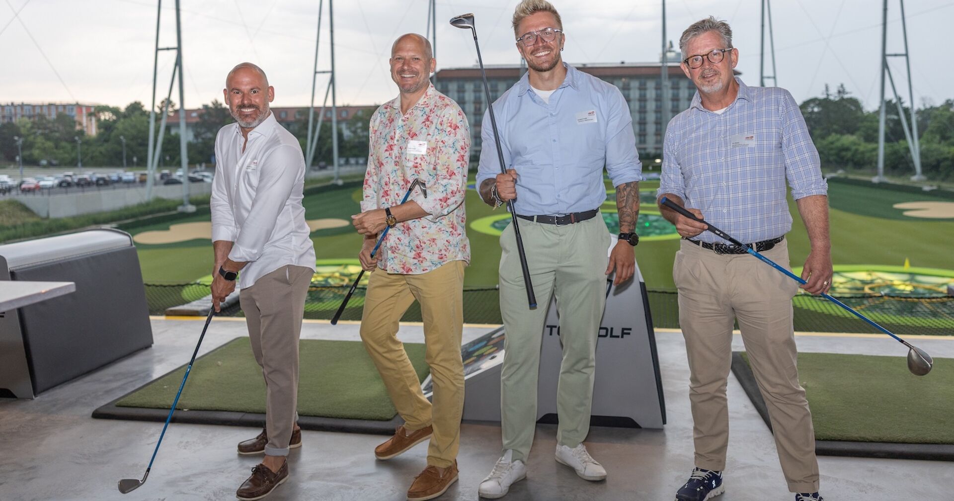 Vier Männer mit Golfschlägern