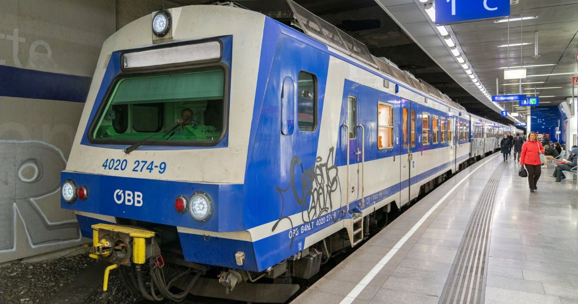 Wiener Schnellbahn Zug der Type 4020 in der Station Wien-Mitte