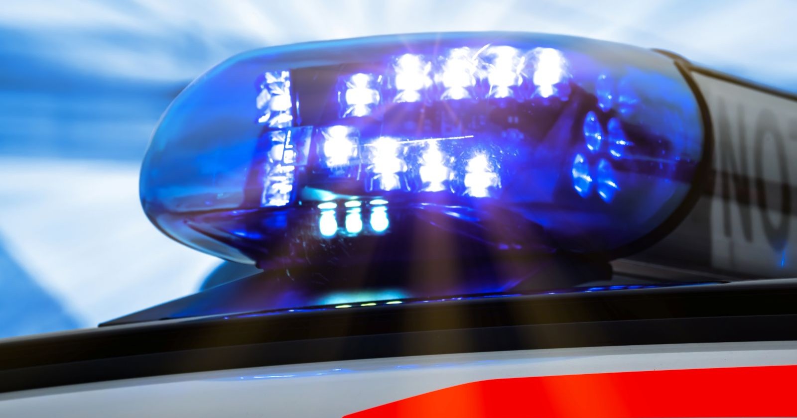 Eingeschaltetes Blaulicht auf Rettungswagen