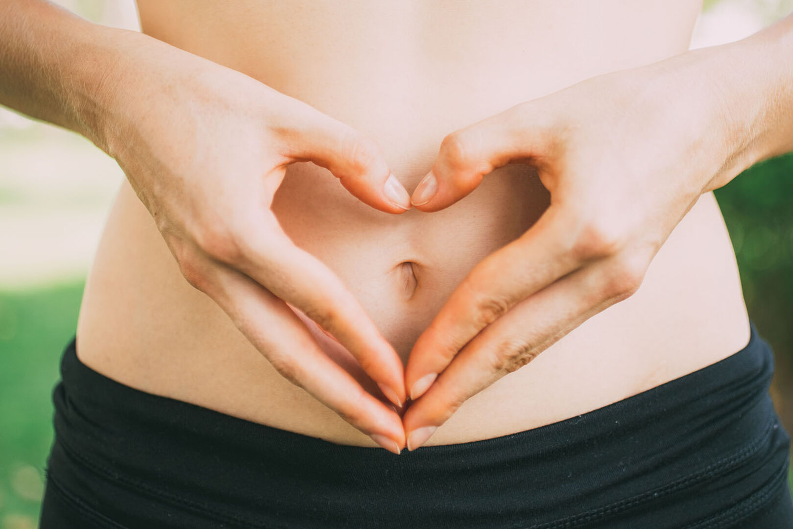 Frau mit Hand am Bauch | Credit: iStock.com/MangoStar_Studio