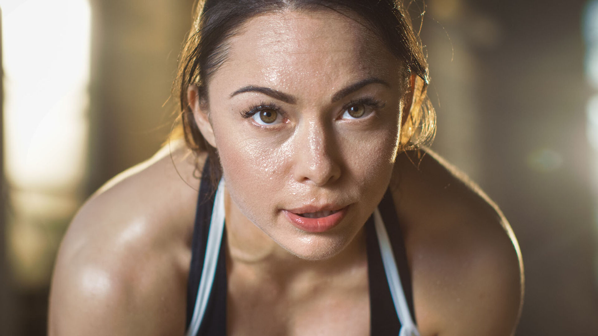 Frau schwitzt beim Sport | Credit: iStock.com/gorodenkoff