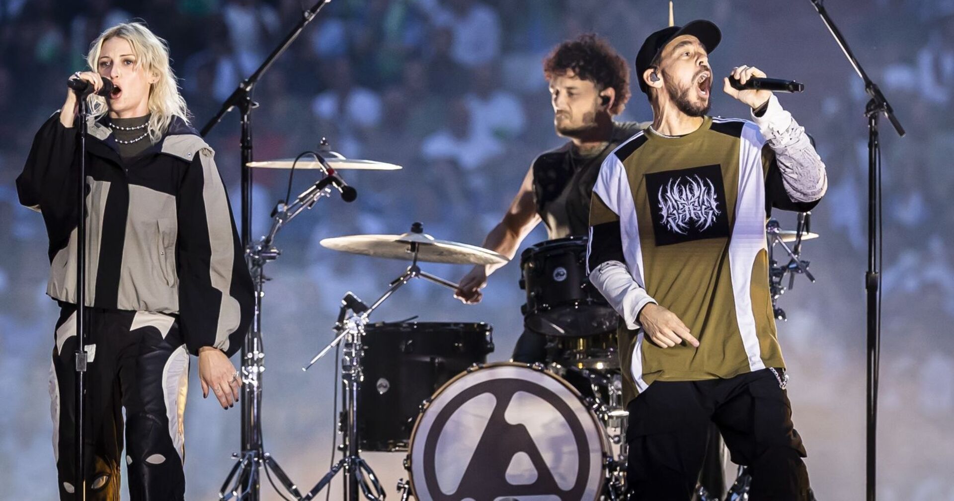 Emily Armstrong, Colin Brittian und Mike Shinoda von Linkin Park während der Performance in der Münchner Allianz Arena anlässlich des Champion League Finales