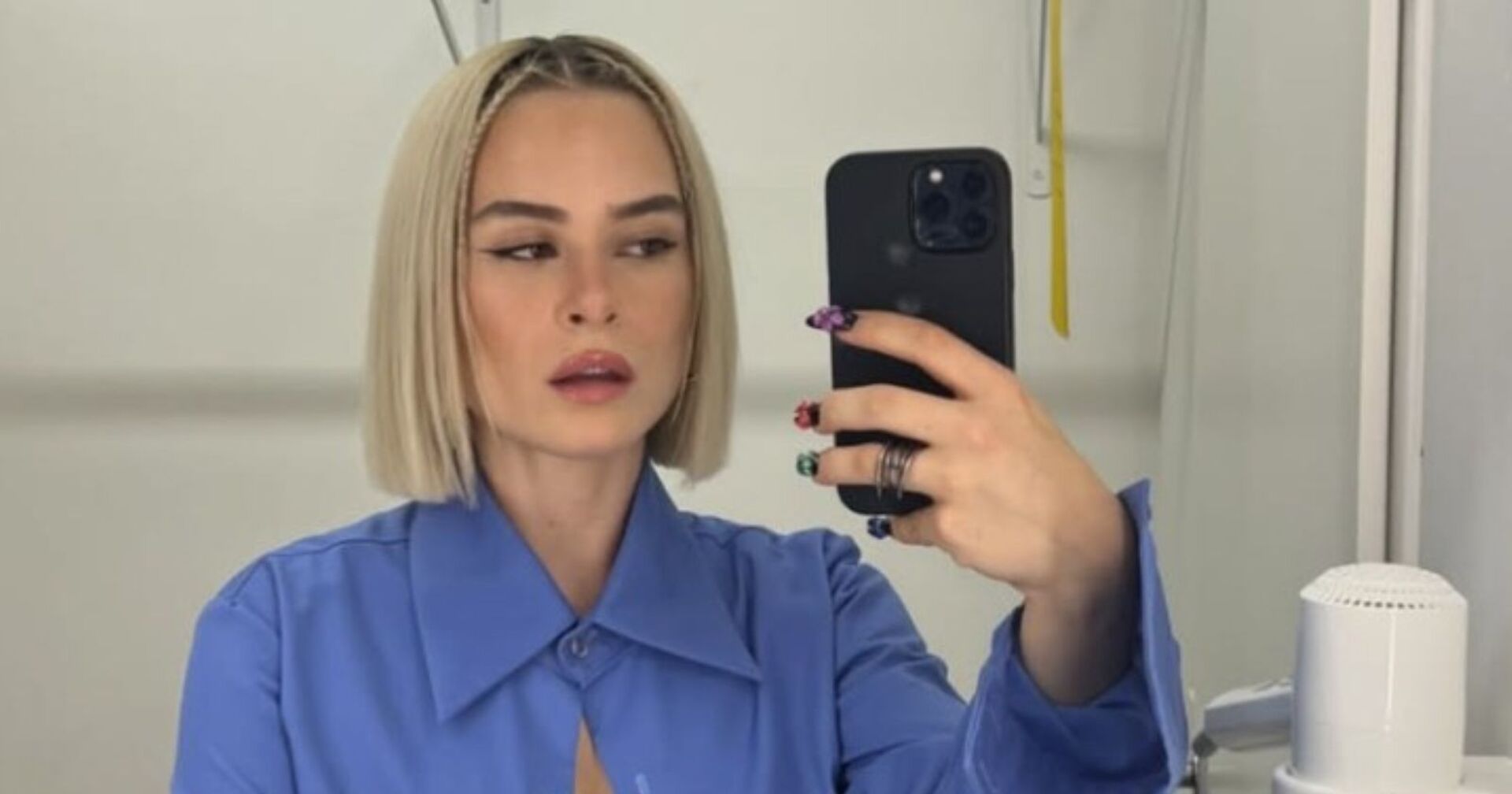 Mathea macht ein Foto im Spiegel